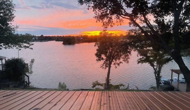 5BR Near AT&T Stadium Lakefront Sleeps 10 Best Lake Views at Irving Lake