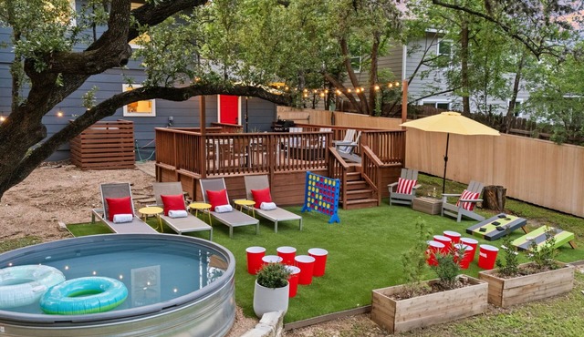 5BR Near Downtown Cowboy Pool Sleeps 16 Huge private backyard!