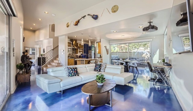 5BR w/Guest House, Hot Tub, Dome, 3-minutes to Downtown Austin!