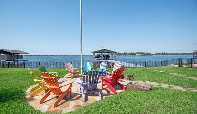 6 Bed 6 Bathroom!Stunning Oasis on the shores of Cedar Creek Lake