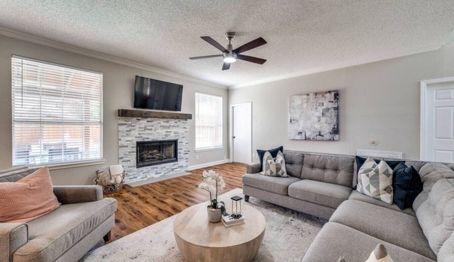 6 Bedroom Home with Pool, Centrally Located