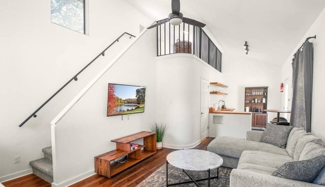 6th Street Mansion + Cottage | Walk Downtown