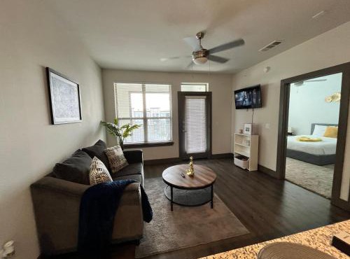 7 Min from IAH Business-Ready Condo w Pool & WiFi