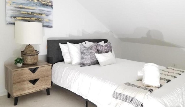 9BR-SLEEPS 19. Amazing Deal!