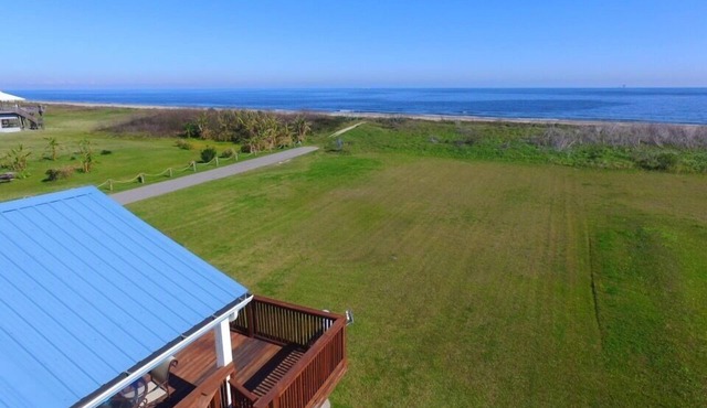 A Beach Getaway: Beachfront camp in Grand Isle, LA, perfect for 14 guests!