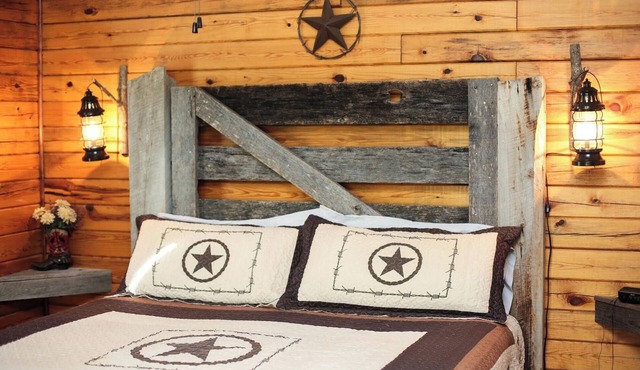 A Luxury King Suite Cabin in the Ozarks in Cherryville