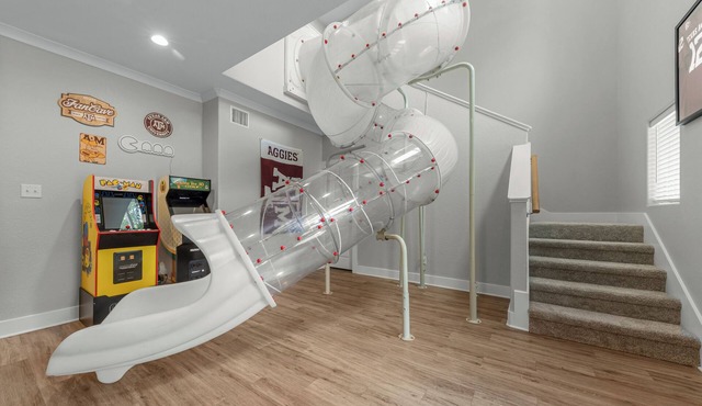 A&M Fun House with Indoor Slide - Sleeps 12
