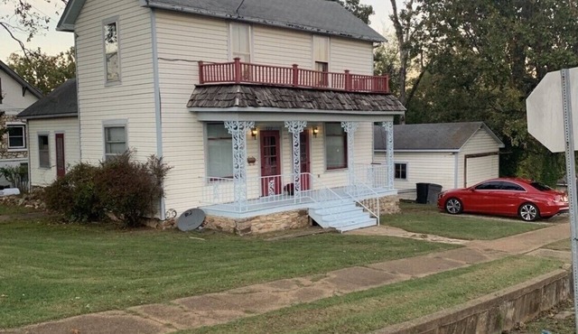 A Step Back in Time, Old Fashioned Hospitality. Thayer/Mammoth Spring in town. in Thayer