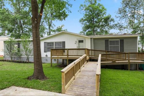 Accessible 3BR Home Sleeps 12, Pet-Friendly, Near Lake Conroe