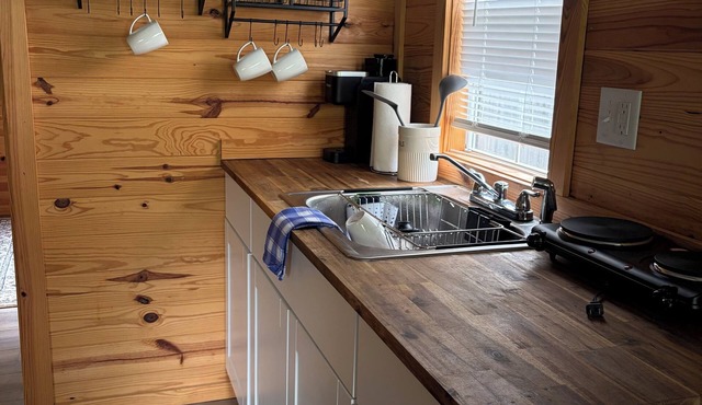 Adorable 1-bedroom Tiny Home Cottage with AC in charming Alexandria