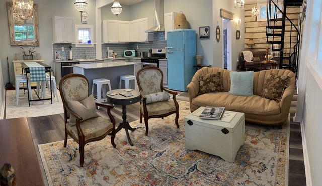 Adorable Downtown Carriage House Cottage