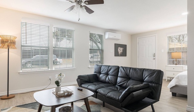 Adorable Guest Cottage - 5 Min. to Downtown!