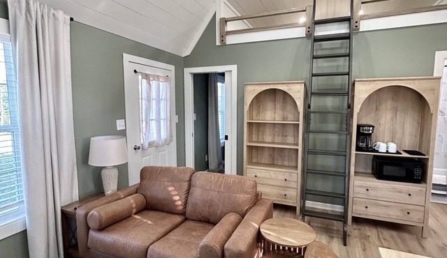 Adorable, quiet, and rural cabin 1bed 1 bath +LOFT+PORCHES!