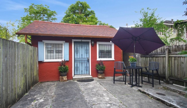 Adorable Stand Alone Studio on Ave. Close to Shopping and Eating.