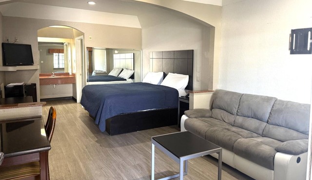 Affordable Unit w/King Bed + Free Breakfast | 6.8 Mi from George Bush Airport