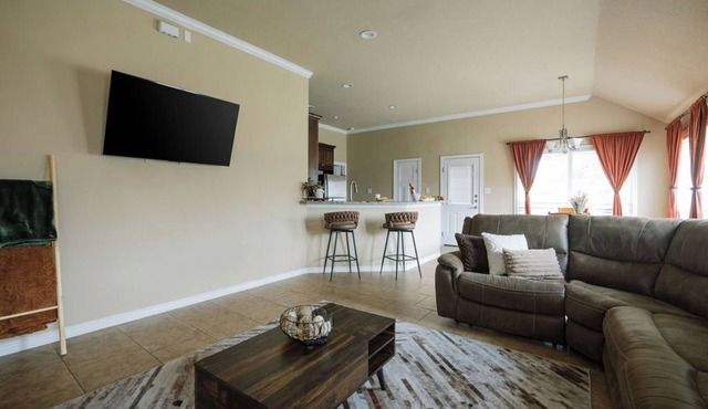 Aggieland Escape | 5BR w/Backyard Theater + Mins to A&M