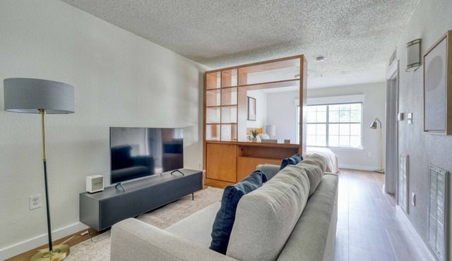 Airy Gateway Studio w/Gym, Pool, nr Soccer, by Blueground