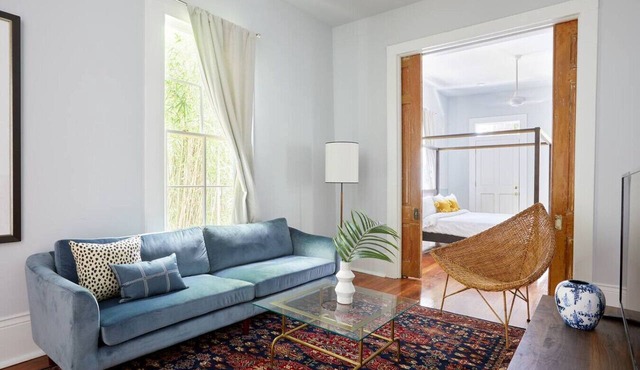 Airy Magazine St Apt, Walk to Shops & Restaurants