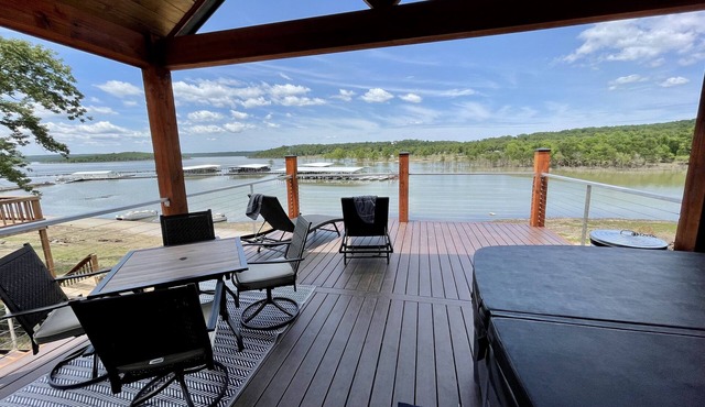 AMAZING LAKE VIEWS DOUBLE DECK WITH HOT TUB AND 2 PORCH SWINGS