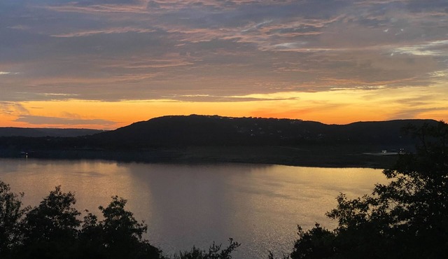 Amazing lakefront home w/free WiFi and fantastic views - close to Austin