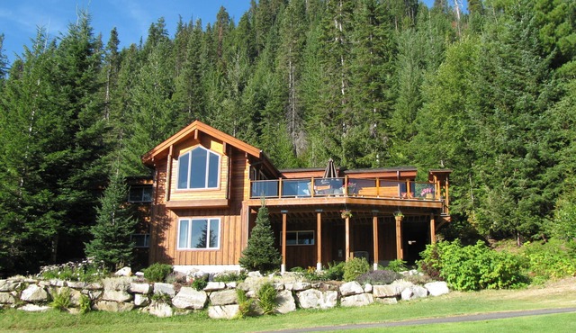 An authentic cedar log cabin with mountain and golf course views! in Leavenworth