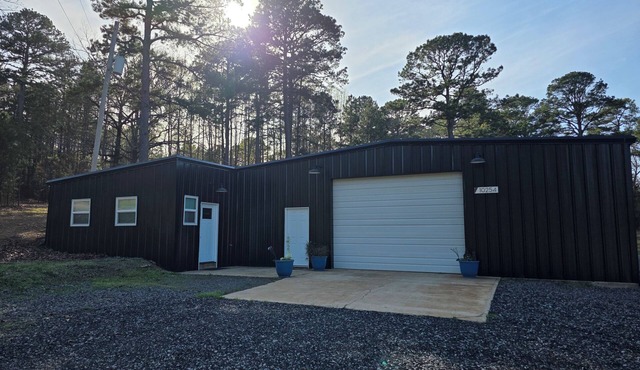 Angler's Dream with huge garage space - Freshly Remodeled - 10 Min to Lake