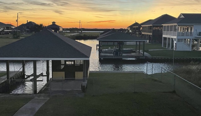 Angler Sunrise.Luxury House on water
