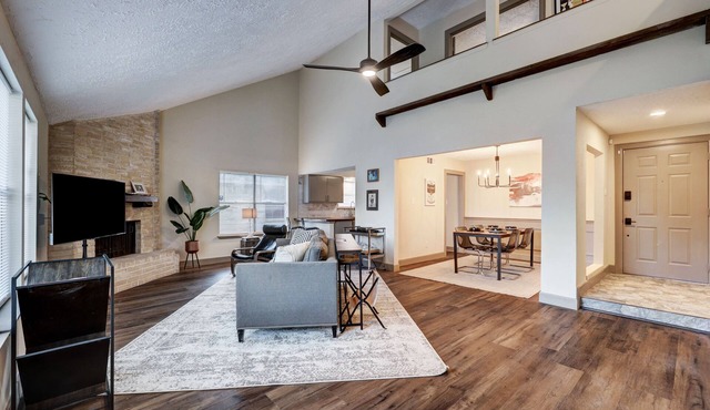 Art-Filled Modern Tudor. Spacious, Close to Shopping and Great for group Trips!