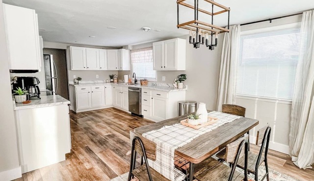 ATW Downtown | Lambeau | EAA | Spacious | Sleeps 9 in Appleton