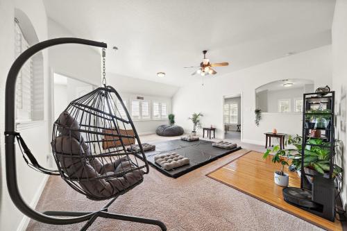 Austin Retreat House 6BR Yoga Gym BBQ Yard