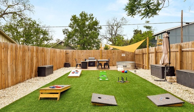 Backyard Oasis w/Pool, Hot Tub & Games/Sleeps 8/Near Riverwalk