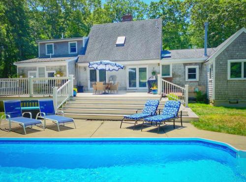 Barnstable Breeze with Seasonal Pool and Hotub in Barnstable