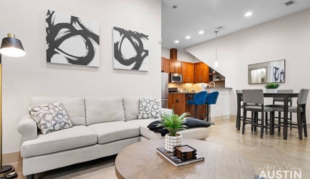 Barton Springs & SoCo Ease Bright Family Home w Yard, Garage & Workspace
