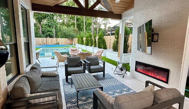 Basketball/Pickleball Court, Pool/Spa, Trampoline, Outdoor Kitchen, 7 Bedroom