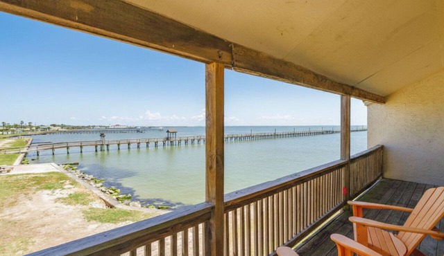 Bay Breeze Bungalow | Pier & Community Pool!