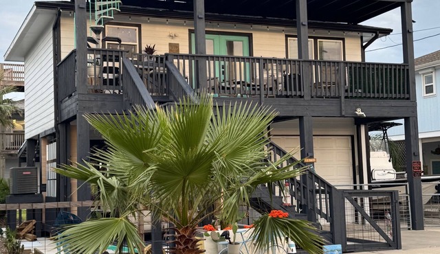 Bay Paradise with Views. Sleeps 4, Pets welcome, steps away from fishing piers