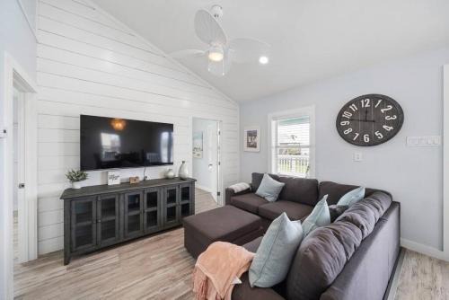 Beach bungalow with large, wrap-around deck, close to beach