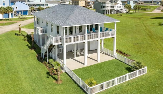 Beach views - 4 min walk to Beach Elevator Dogs allowed Fenced yard EV Charger