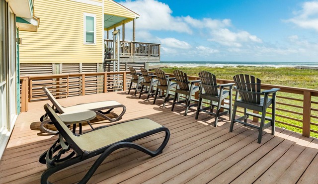 Beachfront Beauty w/2 Decks, No Bunk Beds, Open Plan & 220V NEMA 14-50 Charger