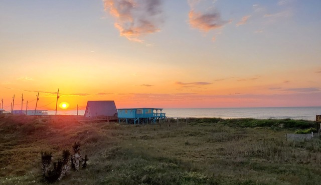 Beachfront Family Fun! 30s to Sand – 1 King, 2 Queens, Bunks, Prvt Beach Access!