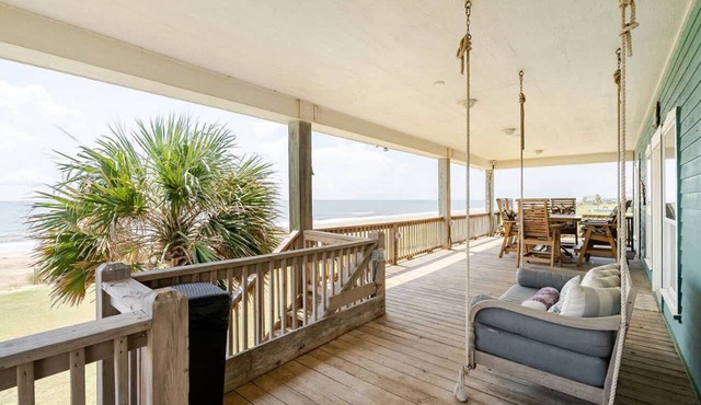 Beachfront Fire Pit Gourmet Kitchen Views