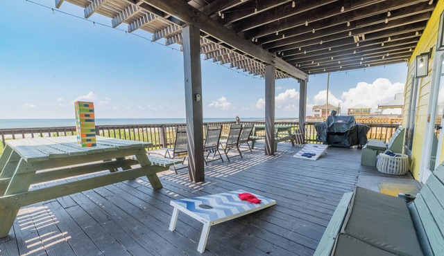 Beachfront Villa! Newly renovated - w/Direct Beach Access & Spacious Deck