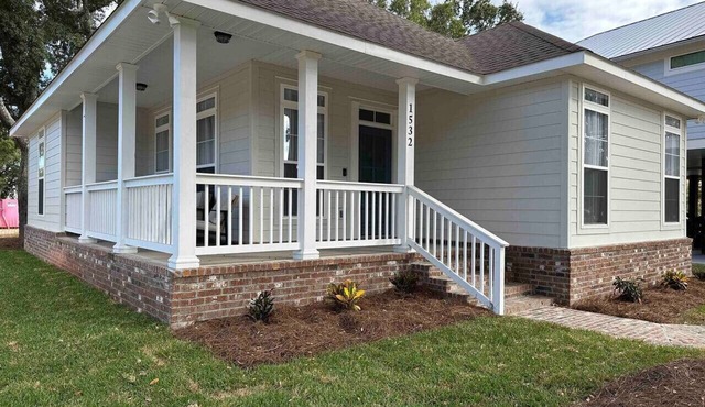 Beachside Retreat | Pet Friendly | Sleeps 8