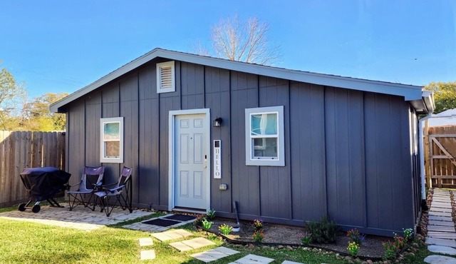Beautiful 1BD 1 BTH Guest House located in Texas City.