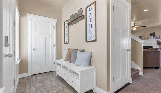 Beautiful 4bed, 3 bath-OREM home by UVU, BYU and Provo Canyon in Vineyard