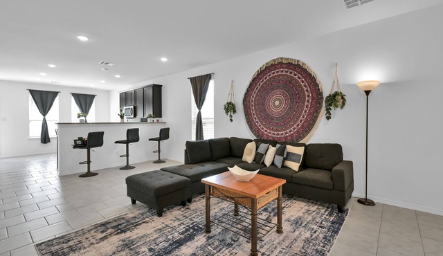 Beautiful 5 Bdrm Home in Central Location with Queen Beds and Parking