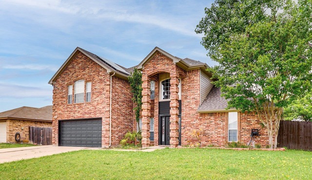 Beautiful 5-bedroom villa in welcoming Burleson with AC