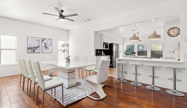 Beautiful 5 BR: Chef Kitchen, Game Room, Modern