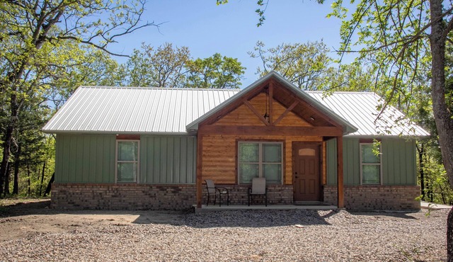 Beautiful Cabin with View of Private Lake, Hot Tub, Fire Pit & Outdoor Swings!