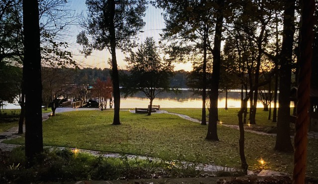 Beautiful, cozy lakehouse w/guesthouse, amazing outdoor living & boathouse!